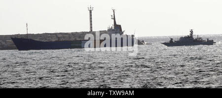 Les saisies de navires d'aide Rachel Corrie est escorté par des navires de la marine israélienne dans le port militaire d'Ashdod dans le sud d'Israël, le 5 juin 2010. Le navire d'aide 1 200 tonnes a été empêché par la marine israélienne d'atteindre Gaza pour acheminer de l'aide et des fournitures. UPI/Debbie Hill Banque D'Images