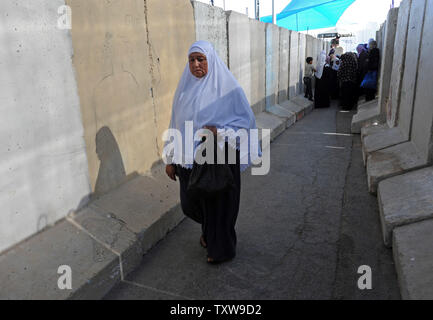 Une femme palestinienne promenades par barrières en béton après s'être vu refuser le passage par le checkpoint de Bethléem sous contrôle israélien par la police israélienne des frontières sur le deuxième vendredi du mois du Ramadan, le 20 août 2010. UPI/Debbie Hill Banque D'Images