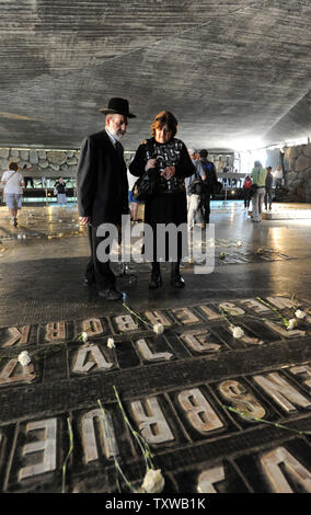 Regardez les noms des Israéliens de camps de concentration écrit sur le sol dans la salle du Souvenir de l'Holocauste Yad Vashem Musée sur l'assemblée le jour de l'holocauste à Jérusalem, le 2 mai 2011. Les Israéliens commémorent les 6 millions de Juifs qui ont péri sous le règne de Hitler sur le jour de l'Holocauste. UPI/Debbie Hill Banque D'Images