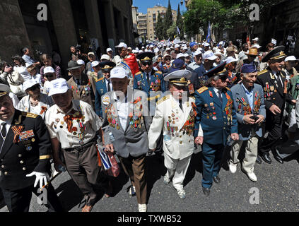 Russian-Israeli les anciens combattants de la Seconde Guerre mondiale mars dans un street parade marquant le jour de la Victoire (en Europe) à Jérusalem, le 11 mai 2011. Les anciens combattants de la Seconde Guerre mondiale à partir de l'ancienne Union soviétique ont défilé à Jérusalem pour célébrer le 66e anniversaire de la victoire des Alliés sur l'Allemagne nazie en 1945. UPI/Debbie Hill Banque D'Images