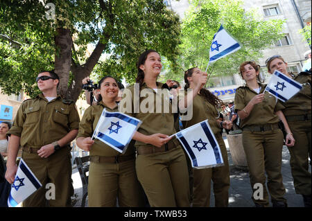 Des soldats israéliens comme Russian-Israeli onde drapeaux nationaux les anciens combattants de la Seconde Guerre mondiale mars dans un street parade marquant le jour de la Victoire (en Europe) à Jérusalem, le 11 mai 2011. Les anciens combattants de la Seconde Guerre mondiale à partir de l'ancienne Union soviétique ont défilé à Jérusalem pour célébrer le 66e anniversaire de la victoire des Alliés sur l'Allemagne nazie en 1945. UPI/Debbie Hill Banque D'Images