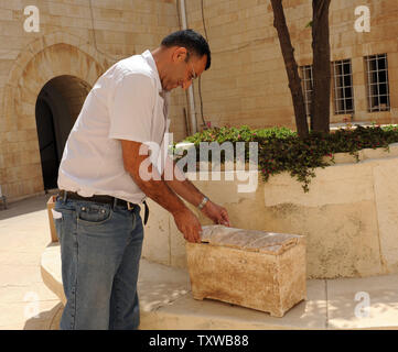 Un travailleur de l'Autorité des antiquités d'Israël met un morceau de la couverture, sur 2 000 ans, à l'ossuaire musée Rockefeller à Jérusalem, le 29 juin 2011. Les universitaires israéliens, a déclaré mercredi qu'ils ont confirmé l'authenticité de l'ancien ossuaire portant le nom du grand prêtre Caïphe du Nouveau Testament. L'ossuaire porte une inscription avec le nom de 'Miriam fille de Yeshua, fils de Caïphe, prêtre de Maazia de Beth Imri.' Le grand prêtre Caïphe est célèbre pour son implication dans le procès et la crucifixion de Jésus Christ. UPI/Debbie Hill Banque D'Images