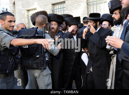 La police des frontières israélienne en conflit avec les Juifs ultra-orthodoxes au cours d'une manifestation contre la profanation du Sabbat dans le centre de Jérusalem, le 16 juillet 2011. UPI/Debbie Hill Banque D'Images