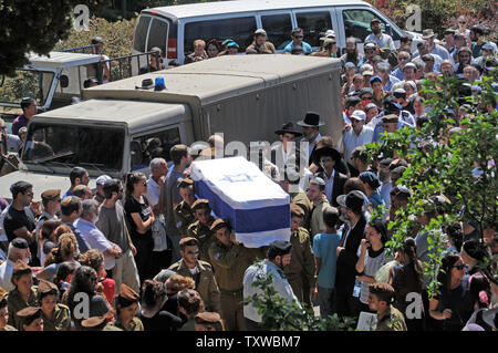 Des soldats israéliens porter le drapeau drapped cercueil du Sergent d'état-major Moshe Naftali, 22, à son enterrement au Cimetière militaire du Mont Herzl à Jérusalem, le 19 août 2011. Naftali a été tué dans le sud d'Israël lors d'une attaque terroriste d'hier. Huit Israéliens ont été tués dans trois attaques terroristes par des Palestiniens de Gaza qui ont pénétré en Israël par l'Égypte. UPI/Debbie Hill Banque D'Images