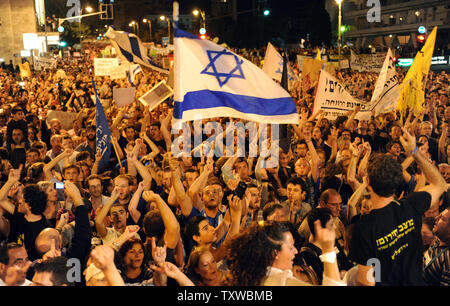 Les Israéliens se rassemblent dans le centre de Jérusalem, le 3 septembre 2011, pour protester contre la hausse du prix du logement et les inégalités sociales de l'état juif. Plus de 400 000 Israéliens ont démontré dans les principales villes israéliennes appelant à des réformes économiques. UPI/Debbie Hill Banque D'Images