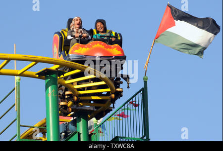 Les Palestiniens de prendre à un parc d'attractions sur le troisième jour de la fête musulmane d'Eid al-Adha, à Tulkarem, en Cisjordanie, le 8 novembre 2011. UPI/Debbie Hill Banque D'Images