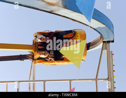 Les Palestiniens de prendre à un parc d'attractions sur le troisième jour de la fête musulmane d'Eid al-Adha, à Tulkarem, en Cisjordanie, le 8 novembre 2011. UPI/Debbie Hill Banque D'Images