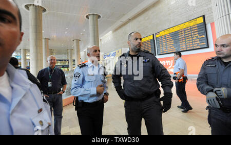 La police israélienne sont déployés à l'aéroport Ben Gourion, près de Tel-Aviv, le 15 avril 2012, d'arrêter des centaines de militants pro-Palestiniens d'entrer en Israël. Des centaines de policiers israéliens, beaucoup d, ont été déployés à l'aéroport pour bloquer l'arrivée de militants pro-palestiniens de prendre part à une 'Bienvenue à la Palestine' fly-in. Alors Israël pour empêcher l'entrée de militants, les compagnies aériennes étrangères d'avertissement qu'ils seraient forcés de payer la facture pour le retour immédiat des militants accueil. UPI/Debbie Hill Banque D'Images