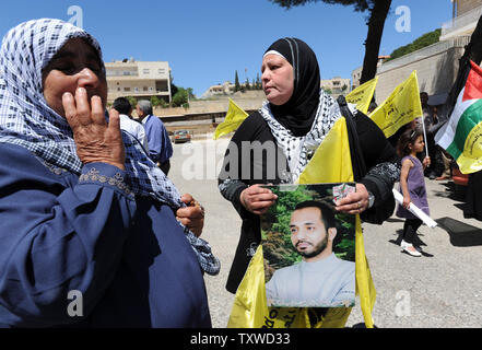 Une femme palestinienne est titulaire d'une photo de prison avant d'une manifestation relative à la solidarité avec les Palestiniens détenus dans prisonniers israéliens sur leur journée dans la ville biblique de Bethléem, en Cisjordanie, le 17 avril 2012. Quelque 1 200 prisonniers palestiniens dans les prisons israéliennes ont commencé une grève de la faim illimitée aujourd'hui, comme un autre 2 300 ont refusé de la nourriture pour un jour. Il y a environ 4 700 Palestiniens dans les prisons israéliennes. UPI/Debbie Hill Banque D'Images