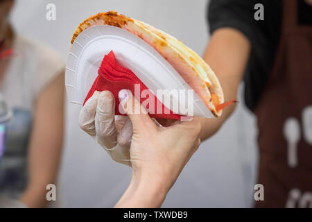 La main de l'homme Chef holding main de femme et fille d'acheteur, avec des produits frais, tortilla, pita fajita mexicaine Banque D'Images