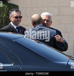 Le président palestinien Mahmoud Abbas embrasse le président russe Vladimir Poutine à son arrivée à l'administration centrale palestinienne de Bethléem, en Cisjordanie, le 26 juin 2012. UPI/Debbie Hill Banque D'Images