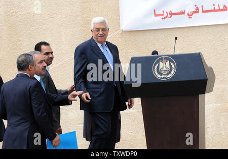 Le président palestinien Mahmoud Abbas arrive à une cérémonie pour "La campagne pour le soulagement de notre peuple en Syrie", avant d'envoyer des camions transportant de l'aide alimentaire aux réfugiés palestiniens en Syrie à partir du complexe présidentiel à Ramallah, Cisjordanie, le 5 août 2012. La première expédition palestinienne de l'aide alimentaire aux réfugiés palestiniens en Syrie vont voyager de la Cisjordanie par la Jordanie pour rejoindre la Syrie. UPI/Debbie Hill Banque D'Images