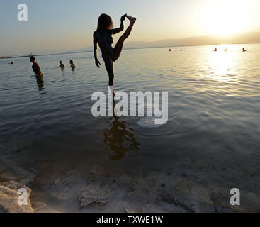 Un Israélien n'a yoga pose sur une croûte de sel dans la mer Morte au cours d'une israélienne et internationale de l'environnement et à l'aube de flottement de la protestation sociale contre la détérioration de la Mer Morte, Ein Bokek, Israel, le 14 septembre 2012. L'événement était organisé par Spencer Tunick, photographe américain. UPI/Debbie Hill Banque D'Images