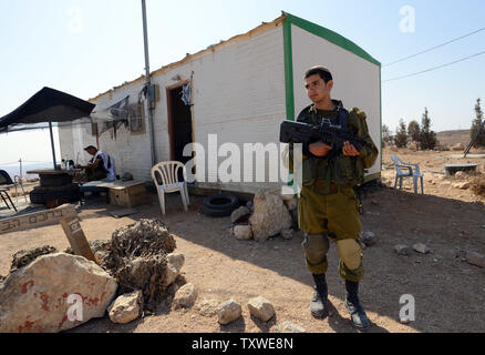 Un soldat monte la garde dans la colonie juive illégale outpost Mitzpe Yair, près d'Hébron, en Cisjordanie, le 19 octobre 2012. UPI/Debbie Hill Banque D'Images