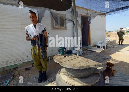 Un soldat israélien détient une arme automatique en priant dans la colonie juive illégale outpost Mitzpe Yair, près d'Hébron, en Cisjordanie, le 19 octobre 2012. UPI/Debbie Hill Banque D'Images