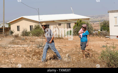 Les colons israéliens à pied dans la colonie juive illégale outpost Mitzpe Yair, près d'Hébron, en Cisjordanie, le 19 octobre 2012. UPI/Debbie Hill Banque D'Images