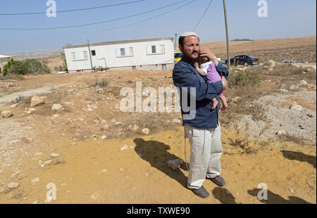 Un colon israélien est titulaire d'un bébé dans la colonie juive illégale outpost Mitzpe Yair, près d'Hébron, en Cisjordanie, le 19 octobre 2012. UPI/Debbie Hill Banque D'Images