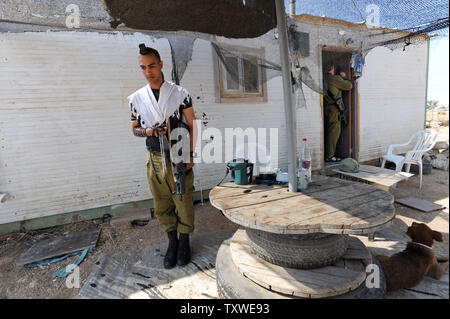 Un soldat israélien détient une arme automatique en priant dans la colonie juive illégale outpost Mitzpe Yair, près d'Hébron, en Cisjordanie, le 19 octobre 2012. UPI/Debbie Hill Banque D'Images