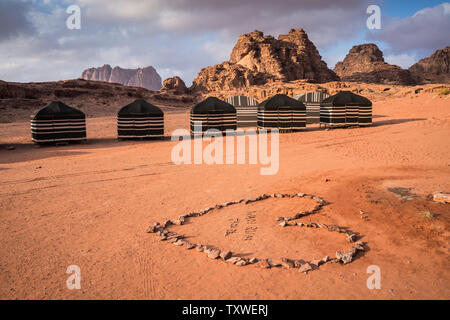 Des tentes dans le désert du Wadi Rum, Jordanie Banque D'Images