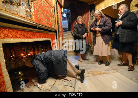 Une religieuse catholique prie devant l'étoile qui marque le site où Jésus Christ est né dans la grotte de l'église de la nativité, dans la ville biblique de Bethléem, en Cisjordanie, le 23 décembre 2012. UPI/Debbie Hill. Banque D'Images