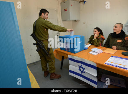 Un soldat israélien à partir de la commande avant d'accueil voter dans l'élection générale à la base de l'Armée de terre Shekef, dans le sud d'Israël, le 21 janvier 2013. Les israéliens vont voter le mardi 22 janvier, à l'élection générale. UPI/Debbie Hill. Banque D'Images