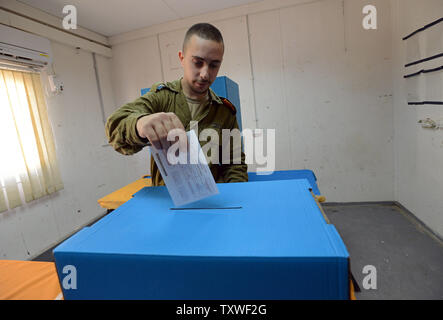 Un soldat israélien à partir de la commande avant d'accueil voter dans l'élection générale à la base de l'Armée de terre Shekef, dans le sud d'Israël, le 21 janvier 2013. Les israéliens vont voter le mardi 22 janvier, à l'élection générale. UPI/Debbie Hill. Banque D'Images