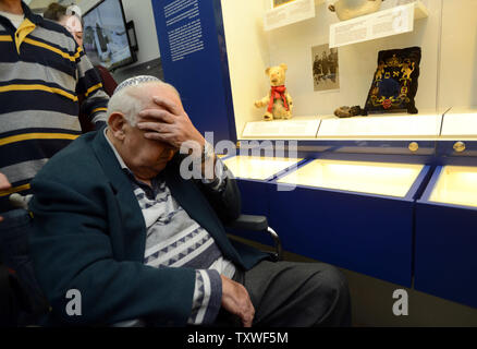 Survivant de l'holocauste, Muhlbaum Meir 83, pleure après avoir regardé les téfilines il a fait don à la "rassembler les fragments' exposition au Musée de l'Holocauste Yad Vashem à Jérusalem le International Holocaust Remembrance Day, le 27 janvier 2013. L'exposition présente des objets personnels de recueillir de l'Holocauste. Le Musée de l'Holocauste Yad Vashem commémore les six millions de Juifs tués par les Nazis pendant la Seconde Guerre mondiale. UPI/Debbie Hill. Banque D'Images