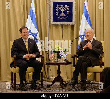 Marco Rubio, sénateur (R-FL) (L) rire avec le président israélien Shimon Peres (R) avant qu'une réunion de travail diplomatique, le 20 février 2013, à la résidence des Peres à Jérusalem, Israël. UPI/Debbie Hill Banque D'Images