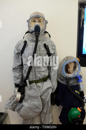 Mannequins porter des masques à gaz et de combinaisons d'organe de protection contre les armes chimiques et biologiques dans l'usine Supergum Ltd. à Tel Aviv, Israël, le 7 mai 2013. Il y a eu un intérêt accru pour le Commandement de la maison des masques à gaz, qui sont distribués gratuitement, depuis qu'Israël a lancé une série de frappes aériennes sur des objectifs situés à proximité de la Syrie/Liban frontière, y compris un centre de recherche qui est pensée pour produire des armes chimiques. L'usine produit des Supergum cinquante pour cent des masques à gaz pour l'ensemble de la population d'Israël et la guerre chimique et biologique fournit des kits de protection pour l'armée israélienne et fi Banque D'Images