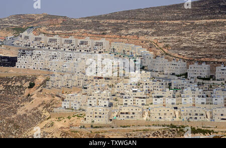 Un aperçu d'une nouvelle section de logements dans la colonie juive de Givat Ze'ev, en Cisjordanie, le 17 juillet 2013. L'Administration civile israélienne s'attendent à ce que d'approuver 900 logements dans différentes colonies de Cisjordanie. L'unité européenne a annoncé de nouvelles lignes directrices pour l'aide financière à Israël. Les nouvelles règles bars toute coopération avec les entités israéliennes en Cisjordanie, Jérusalem-Est et les hauteurs du Golan, qui comprend tous les fonds, la coopération et l'octroi de bourses d'études, subventions de recherche et les prix. Une clause de la directive de l'UE déclare également que Jérusalem-Est, la Cisjordanie et le plateau du Golan ar Banque D'Images