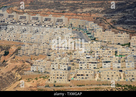 Un aperçu d'une nouvelle section de logements dans la colonie juive de Givat Ze'ev, en Cisjordanie, le 17 juillet 2013. L'Administration civile israélienne s'attendent à ce que d'approuver 900 logements dans différentes colonies de Cisjordanie. L'unité européenne a annoncé de nouvelles lignes directrices pour l'aide financière à Israël. Les nouvelles règles bars toute coopération avec les entités israéliennes en Cisjordanie, Jérusalem-Est et les hauteurs du Golan, qui comprend tous les fonds, la coopération et l'octroi de bourses d'études, subventions de recherche et les prix. Une clause de la directive de l'UE déclare également que Jérusalem-Est, la Cisjordanie et le plateau du Golan ar Banque D'Images