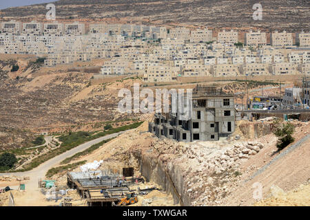 Un aperçu d'une nouvelle section de logements dans la colonie juive de Givat Ze'ev, en Cisjordanie, le 17 juillet 2013. L'Administration civile israélienne s'attendent à ce que d'approuver 900 logements dans différentes colonies de Cisjordanie. L'unité européenne a annoncé de nouvelles lignes directrices pour l'aide financière à Israël. Les nouvelles règles bars toute coopération avec les entités israéliennes en Cisjordanie, Jérusalem-Est et les hauteurs du Golan, qui comprend tous les fonds, la coopération et l'octroi de bourses d'études, subventions de recherche et les prix. Une clause de la directive de l'UE déclare également que Jérusalem-Est, la Cisjordanie et le plateau du Golan ar Banque D'Images