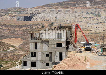 Un aperçu d'une nouvelle section de logements dans la colonie juive de Givat Ze'ev, en Cisjordanie, le 17 juillet 2013. L'Administration civile israélienne s'attendent à ce que d'approuver 900 logements dans différentes colonies de Cisjordanie. L'unité européenne a annoncé de nouvelles lignes directrices pour l'aide financière à Israël. Les nouvelles règles bars toute coopération avec les entités israéliennes en Cisjordanie, Jérusalem-Est et les hauteurs du Golan, qui comprend tous les fonds, la coopération et l'octroi de bourses d'études, subventions de recherche et les prix. Une clause de la directive de l'UE déclare également que Jérusalem-Est, la Cisjordanie et le plateau du Golan ar Banque D'Images