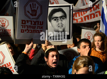 Démontrer à l'extérieur de l'israélien la Prison d'Ofer, près de Jérusalem, à l'encontre de la prochaine libération de prisonniers palestiniens, le 28 octobre 2013. Israël est réglée pour libérer 26 prisonniers palestiniens qui ont mené des attaques terroristes contre les Israéliens. Les familles endeuillées de victimes assassinées ont publié des photos de leurs proches et a appelé le Premier ministre israélien Benjamin Netanyahu pour arrêter la libération de prisonniers. UPI/Debbie Hill Banque D'Images