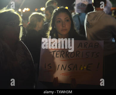 Un manifestant est titulaire d'un signe à une manifestation devant la prison d'Ofer, près de Jérusalem, à l'encontre de la prochaine libération de prisonniers palestiniens, le 28 octobre 2013. Israël est réglée pour libérer 26 prisonniers palestiniens qui ont mené des attaques terroristes contre les Israéliens. Les familles endeuillées de victimes assassinées ont publié des photos de leurs proches et a appelé le Premier ministre israélien Benjamin Netanyahu pour arrêter la libération de prisonniers. UPI/Debbie Hill Banque D'Images