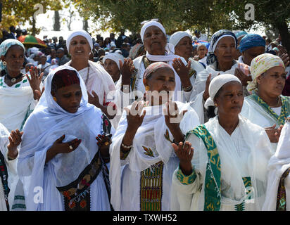 Les femmes juives éthiopiennes prier pendant le SIGD maison de vacances sur une colline donnant sur Jérusalem, le 31 octobre 2013. Le SIGD vacances d'utiliser pour marquer la volonté des Juifs éthiopiens de retour à Sion, alors qu'aujourd'hui, des milliers d'Ethiopiens se rassemblent pour prier et se réjouir de leur retour à Jérusalem et le renouvellement de l'alliance entre Dieu, le peuple et la Torah. UPI/Debbie Hill Banque D'Images