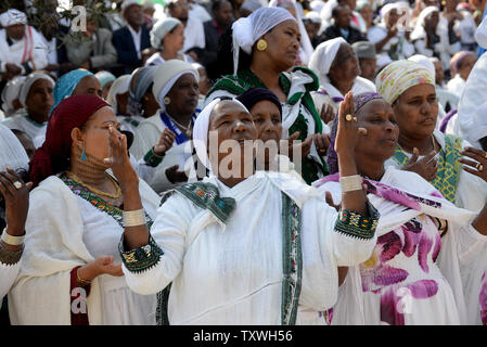 Les femmes juives éthiopiennes prier pendant le SIGD maison de vacances sur une colline donnant sur Jérusalem, le 31 octobre 2013. Le SIGD vacances d'utiliser pour marquer la volonté des Juifs éthiopiens de retour à Sion, alors qu'aujourd'hui, des milliers d'Ethiopiens se rassemblent pour prier et se réjouir de leur retour à Jérusalem et le renouvellement de l'alliance entre Dieu, le peuple et la Torah. UPI/Debbie Hill Banque D'Images