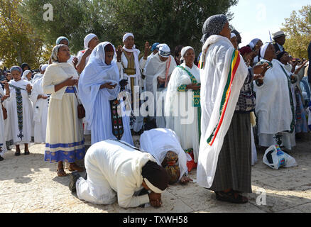 Les femmes juives éthiopiennes prier pendant le SIGD maison de vacances sur une colline donnant sur Jérusalem, le 31 octobre 2013. Le SIGD vacances d'utiliser pour marquer la volonté des Juifs éthiopiens de retour à Sion, alors qu'aujourd'hui, des milliers d'Ethiopiens se rassemblent pour prier et se réjouir de leur retour à Jérusalem et le renouvellement de l'alliance entre Dieu, le peuple et la Torah. UPI/Debbie Hill Banque D'Images