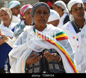 Les femmes juives éthiopiennes prier pendant le SIGD maison de vacances sur une colline donnant sur Jérusalem, le 31 octobre 2013. Le SIGD vacances d'utiliser pour marquer la volonté des Juifs éthiopiens de retour à Sion, alors qu'aujourd'hui, des milliers d'Ethiopiens se rassemblent pour prier et se réjouir de leur retour à Jérusalem et le renouvellement de l'alliance entre Dieu, le peuple et la Torah. UPI/Debbie Hill Banque D'Images