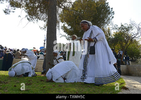 Les femmes juives éthiopiennes prier pendant le SIGD maison de vacances sur une colline donnant sur Jérusalem, le 31 octobre 2013. Le SIGD vacances d'utiliser pour marquer la volonté des Juifs éthiopiens de retour à Sion, alors qu'aujourd'hui, des milliers d'Ethiopiens se rassemblent pour prier et se réjouir de leur retour à Jérusalem et le renouvellement de l'alliance entre Dieu, le peuple et la Torah. UPI/Debbie Hill Banque D'Images