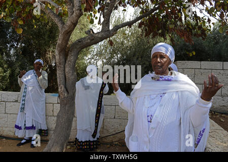 Les femmes juives éthiopiennes prier pendant le SIGD maison de vacances sur une colline donnant sur Jérusalem, le 31 octobre 2013. Le SIGD vacances d'utiliser pour marquer la volonté des Juifs éthiopiens de retour à Sion, alors qu'aujourd'hui, des milliers d'Ethiopiens se rassemblent pour prier et se réjouir de leur retour à Jérusalem et le renouvellement de l'alliance entre Dieu, le peuple et la Torah. UPI/Debbie Hill Banque D'Images