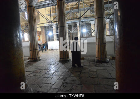 Un prêtre grec orthodoxe marche dernières échafaudages dans l'église de la Nativité, traditionnellement considéré comme le site où Jésus Christ est né, dans la ville biblique de Bethléem, en Cisjordanie, le 21 décembre 2013. Le toit de l'église est en rénovation. UPI/Debbie Hill Banque D'Images