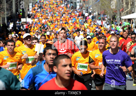 Les coureurs locaux et internationaux prennent part à la quatrième édition du Marathon de Jérusalem à Jérusalem, Israël, le 21 mars 2014. Plus de 25 000 coureurs de 54 pays ont participé au marathon. Kurgnt Kimeli Ronald native du Kenya a terminé première, établissant un nouveau record de deux heures, 16 minutes, 9 secondes dans la course de 26 milles. UPI/Debbie Hill.. Banque D'Images