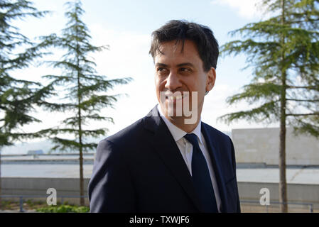 Leader du parti travailliste britannique Ed Miliband Visites Musée de l'Holocauste Yad Vashem à Jérusalem, Israël, le 10 avril 2014. Miliband a participé à une cérémonie commémorative où il raviva la flamme éternelle en souvenir des victimes de l'Holocauste. C'est le premier d'une visite de trois jours en Israël et l'Autorité palestinienne. UPI/Debbie Hill Banque D'Images