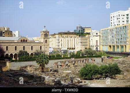 Beyrouth, LIBAN - CIRCA AVRIL 2019 vestiges romains en face de Mohammad Al-Amin mosque et Maronite Saint Georges & cathédrales orthodoxe au centre-ville Banque D'Images