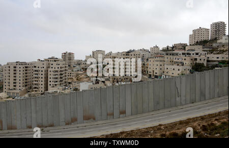 Une vue sur le mur de séparation israélien entourant le camp de réfugiés de Shuafat en Cisjordanie, le 28 septembre 2014. Le président palestinien Mahmoud Abbas a accusé Israël de l'origine de l'initiative de paix américaine d'échouer en poursuivant la construction de colonies, les confiscations de terre, de démolitions de maisons et d'étrangler les Palestiniens par l'occupation au cours des négociations dans son discours à l'Assemblée générale des Nations Unies le vendredi. UPI/Debbie Hill Banque D'Images