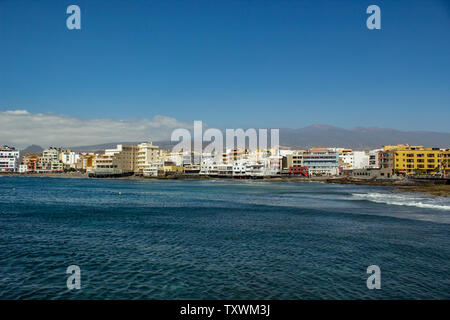 El Medano, Tenerife, Canaries, Espagne - 27 mars 2019 - vue sur la plage volcanique vers le resort hôtels, restaurants et terrasses, dans la bo Banque D'Images