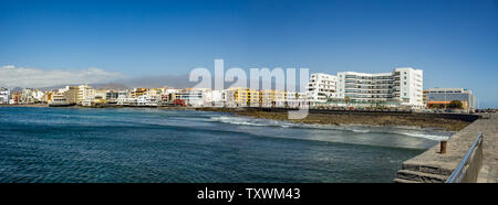 El Medano, Tenerife, Canaries, Espagne - 27 mars 2019 - vue sur la plage volcanique vers le resort hôtels, restaurants et terrasses, dans la bo Banque D'Images