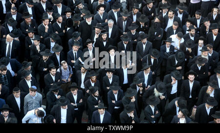 Les juifs ultra-orthodoxes d'assister aux funérailles de la terreur victime le Rabbin Moshe Twersky à Jérusalem, Israël, le 18 novembre 2014. Le rabbin Twersky a été l'un des quatre Juifs tués lors de deux Palestiniens de Jérusalem est entré dans une synagogue le mardi matin et a attaqué des fidèles juifs avec des couteaux, des haches et des armes à feu, tuant quatre personnes, avant d'être abattu par la police israélienne. UPI/Stringer Banque D'Images