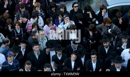 Les juifs ultra-orthodoxes d'assister aux funérailles de la terreur victime le Rabbin Moshe Twersky à Jérusalem, Israël, le 18 novembre 2014. Le rabbin Twersky a été l'un des quatre Juifs tués lors de deux Palestiniens de Jérusalem est entré dans une synagogue le mardi matin et a attaqué des fidèles juifs avec des couteaux, des haches et des armes à feu, tuant quatre personnes, avant d'être abattu par la police israélienne. UPI/Stringer Banque D'Images